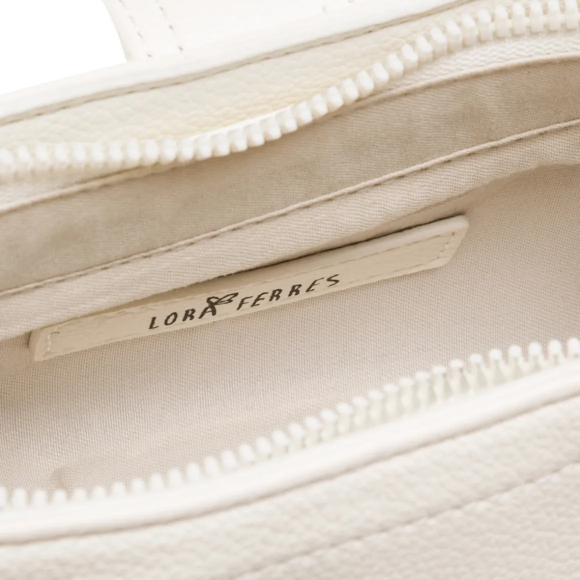 Borsa a Spalla Bianca da Donna con Borchie e Fibbia frontale Lora Ferres