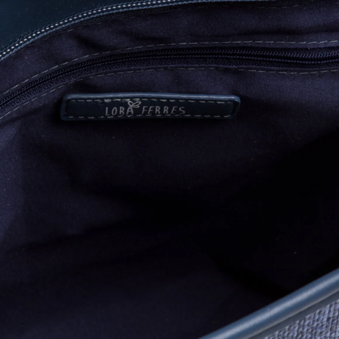 Borsa a spalla Blu da Donna effetto rafia e con logo in metallo Lora Ferres