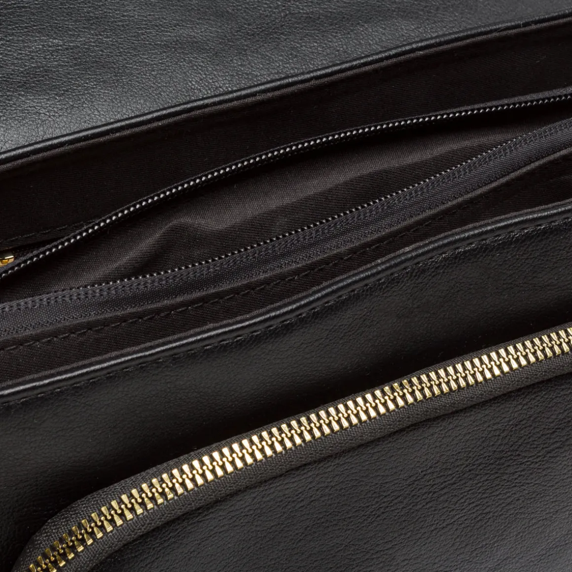 Borsa a Spalla da Donna Nera con Patta Lora Ferres
