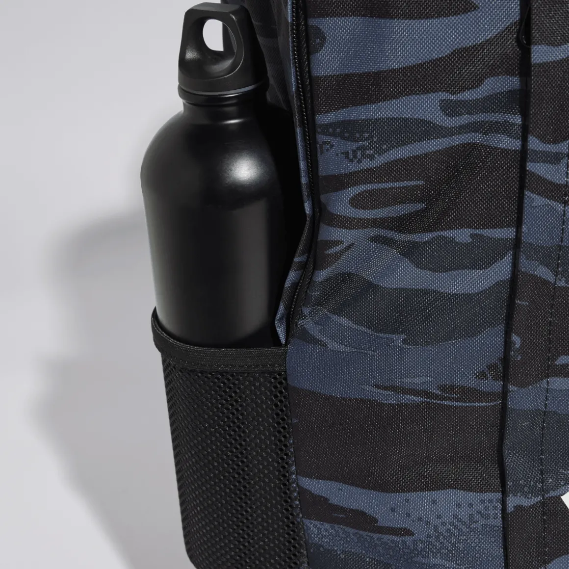 Borsa sport blu navy e nera con stampa mimetica e logo frontale adidas