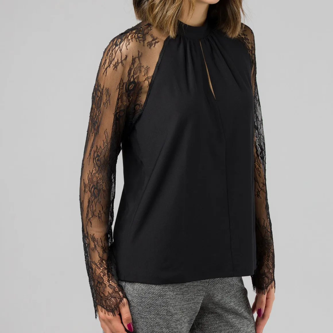 Camicia blusa nera da Donna con maniche in pizzo Vero Moda