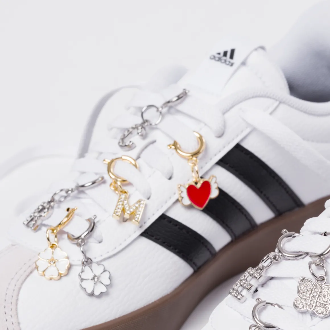 Charm Quadrifoglio bianco e oro decorazione scarpe Lora Ferres