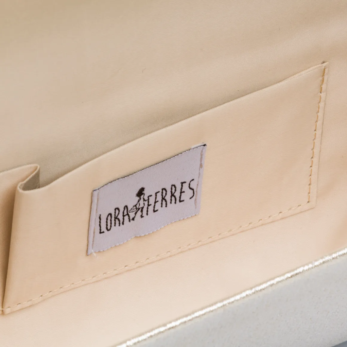 Pochette da donna oro con dettaglio strass e logo Lora Ferres