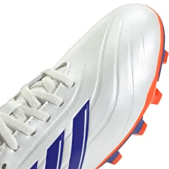 Scarpe da calcio da ragazzo bianche con dettagli blu e arancioni adidas Copa Pure 2 Club FXG
