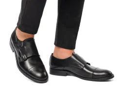 Scarpe monk-strap nere eleganti in pelle con chiusura a doppia fibbia da uomo Primopiano