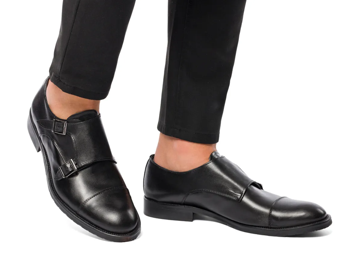 Scarpe monk-strap nere eleganti in pelle con chiusura a doppia fibbia da uomo Primopiano
