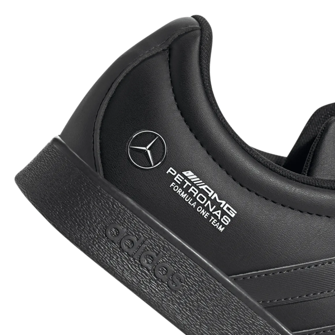 Scarpe Nere con strisce tono su tono adidas x Mercedes-AMG Petronas F1 Team VL Court