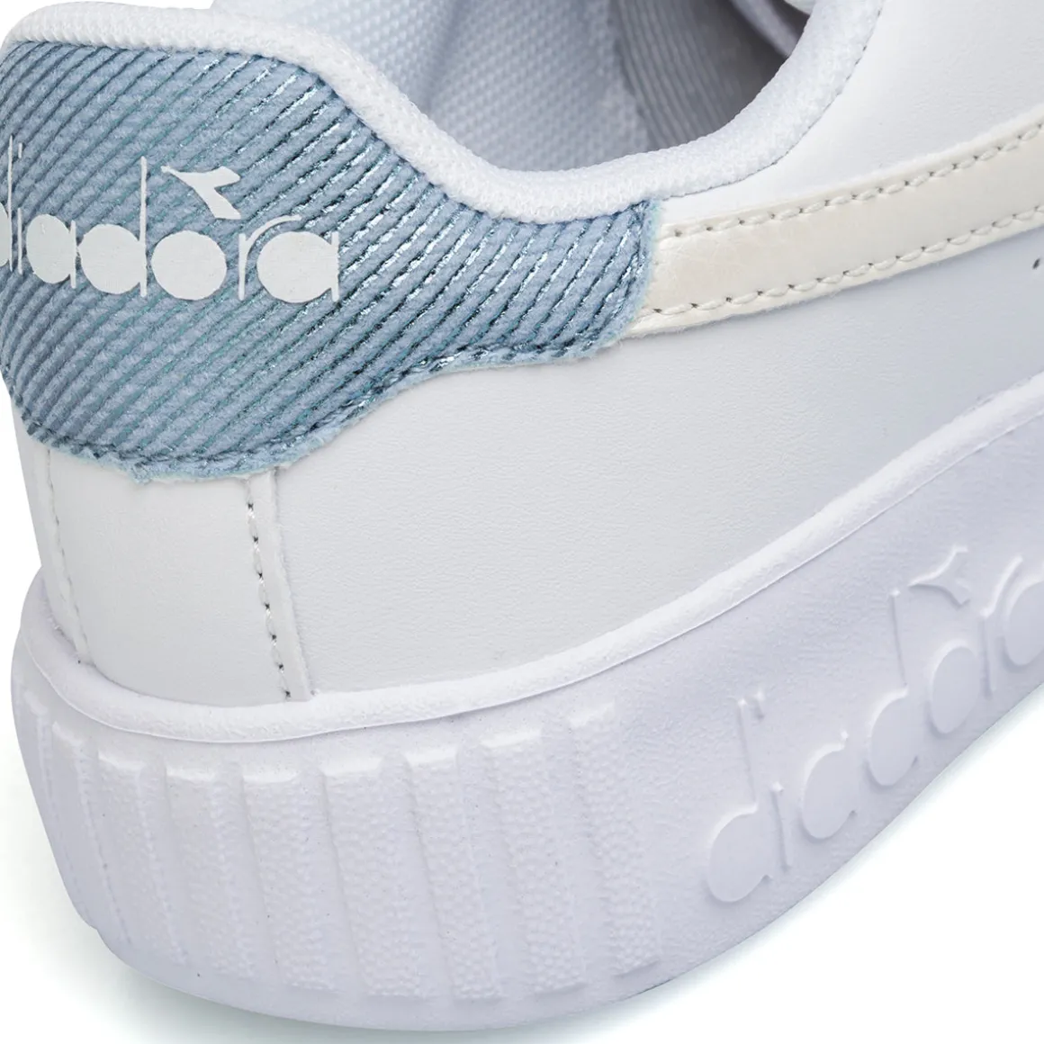 Sneakers bianche da bambina con dettaglio azzurro Diadora