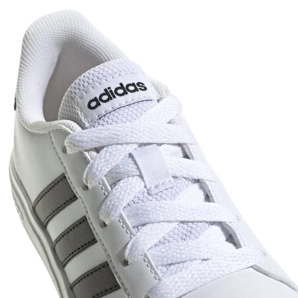 Sneakers bianche da ragazzo con strisce a contrasto adidas Grand Court 2.0 K
