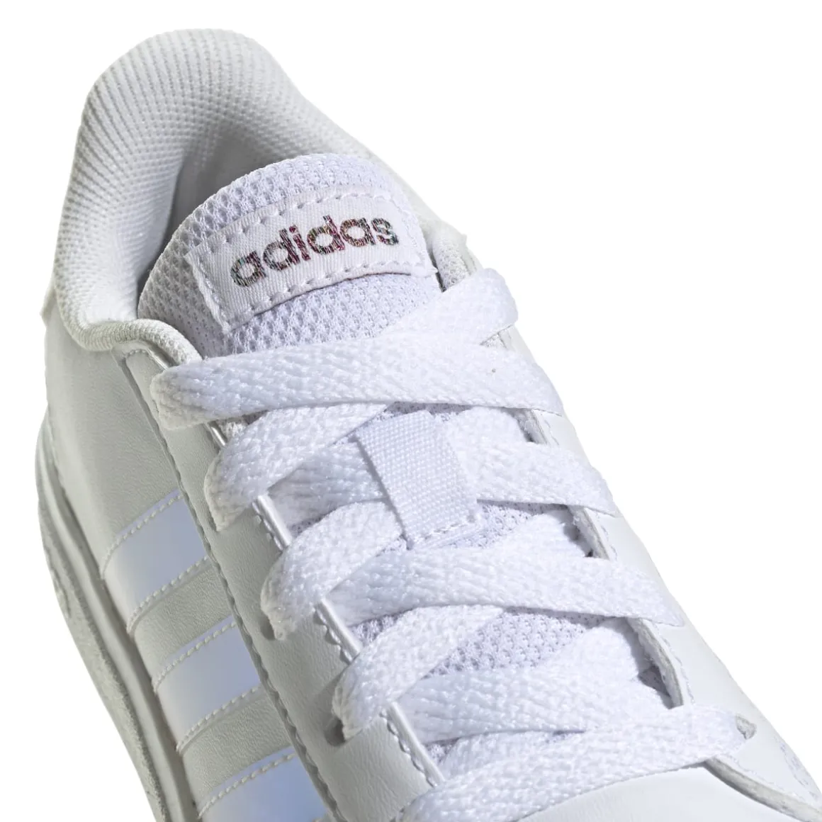 Sneakers bianche da ragazza con strisce iridescenti adidas Grand Court 2.0 K