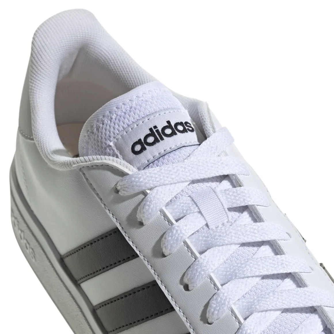 Sneakers bianche da uomo con strisce a contrasto adidas Grand Court Base 2.0