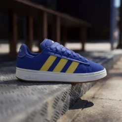 Sneakers blu da Uomo effetto scamosciato e logo giallo adidas Grand Court Alpha 00s