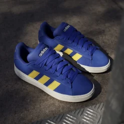Sneakers blu da Uomo effetto scamosciato e logo giallo adidas Grand Court Alpha 00s