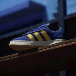 Sneakers blu da Uomo effetto scamosciato e logo giallo adidas Grand Court Alpha 00s