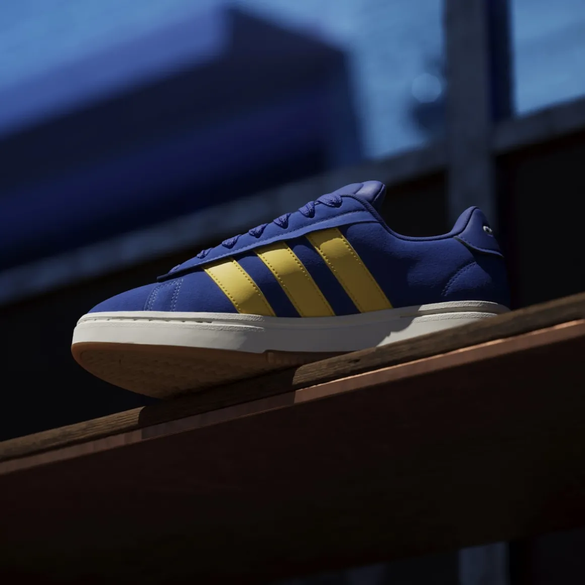 Sneakers blu da Uomo effetto scamosciato e logo giallo adidas Grand Court Alpha 00s