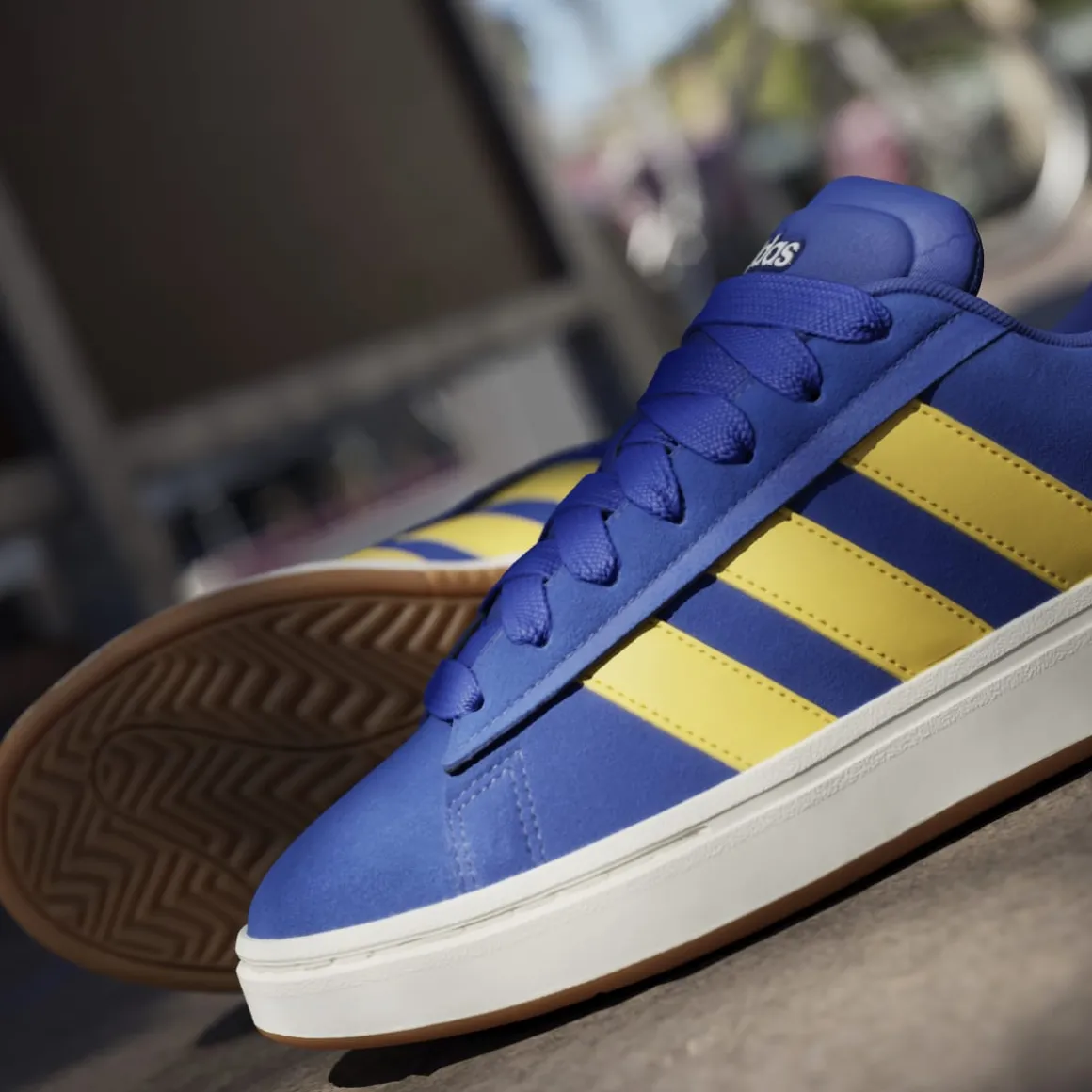 Sneakers blu da Uomo effetto scamosciato e logo giallo adidas Grand Court Alpha 00s