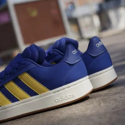 Sneakers blu da Uomo effetto scamosciato e logo giallo adidas Grand Court Alpha 00s