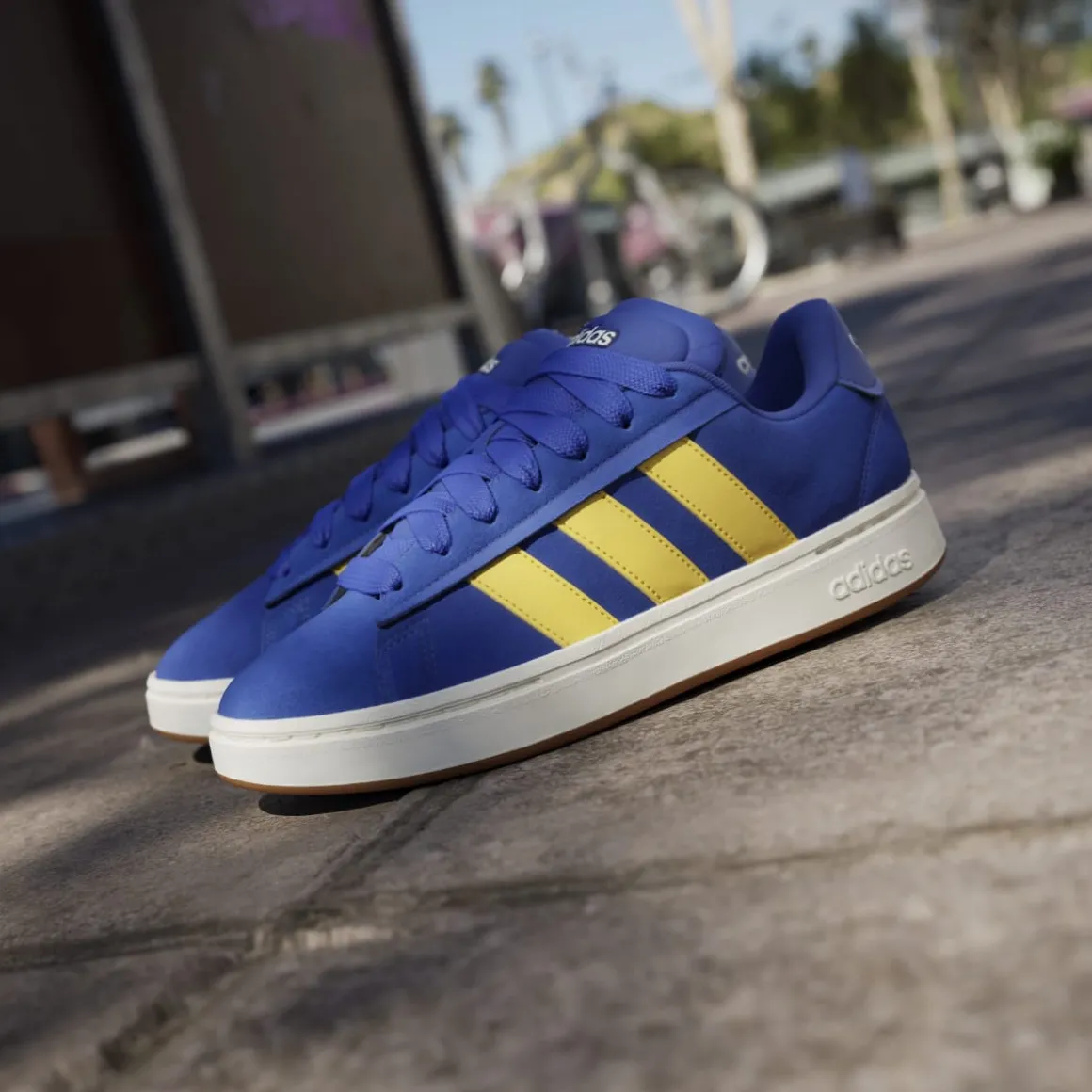 Sneakers blu da Uomo effetto scamosciato e logo giallo adidas Grand Court Alpha 00s