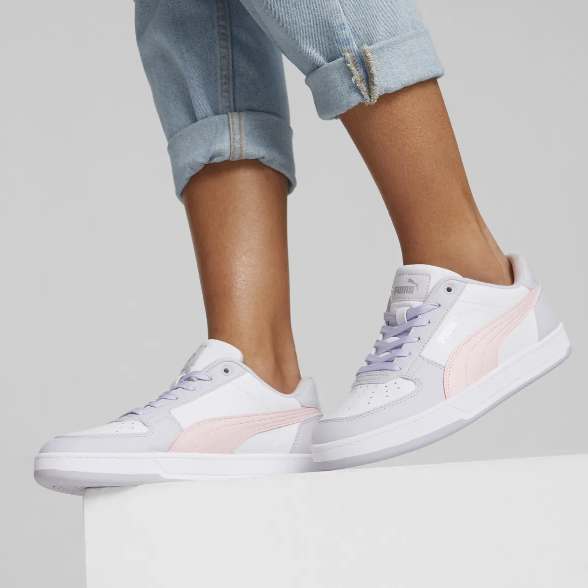 Sneakers casual bianche con dettagli lilla e rosa e logo Puma caven 2.0.