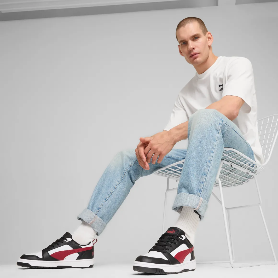 Sneakers casual da uomo bianche con dettagli neri e rossi e logo Puma Rebound V6