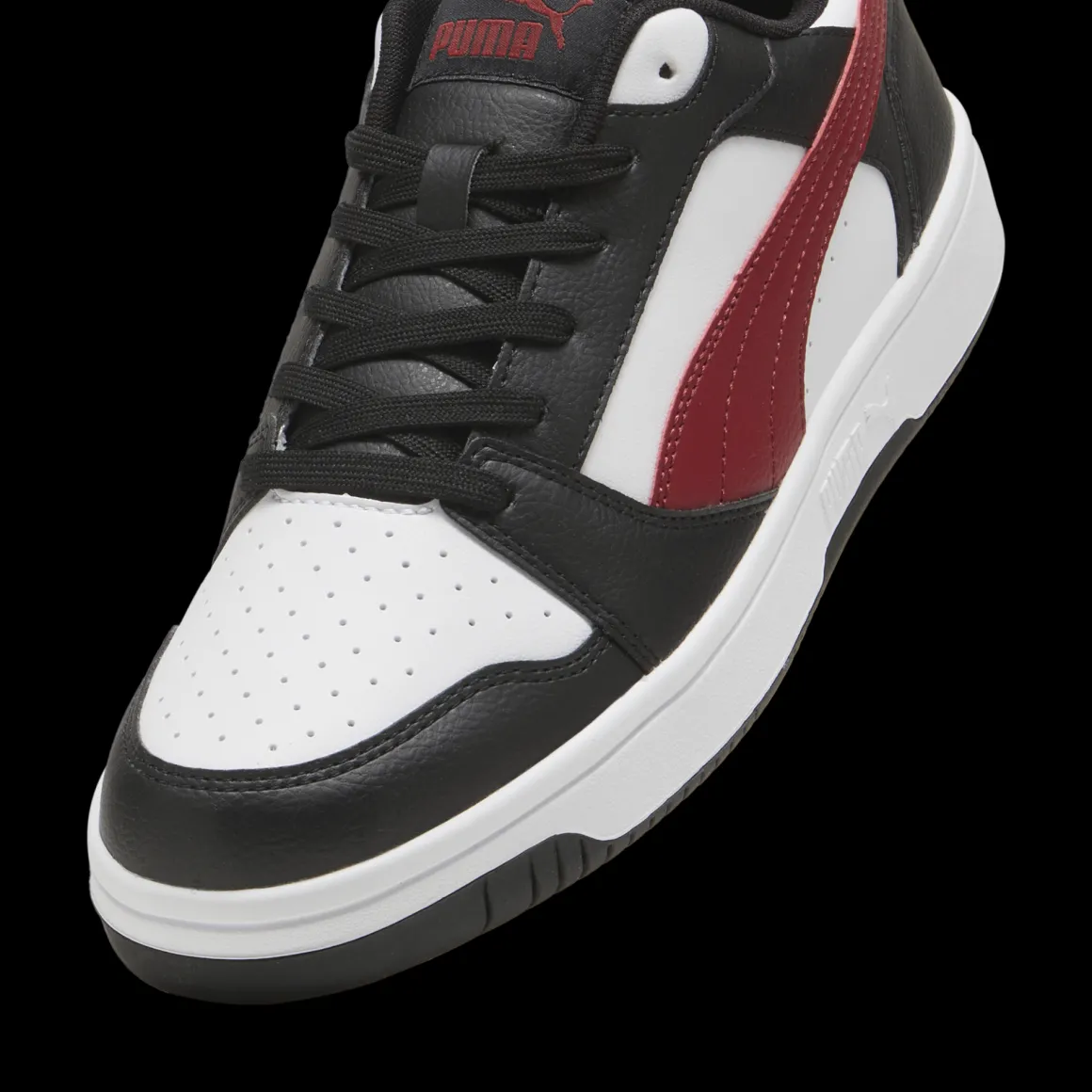 Sneakers casual da uomo bianche con dettagli neri e rossi e logo Puma Rebound V6