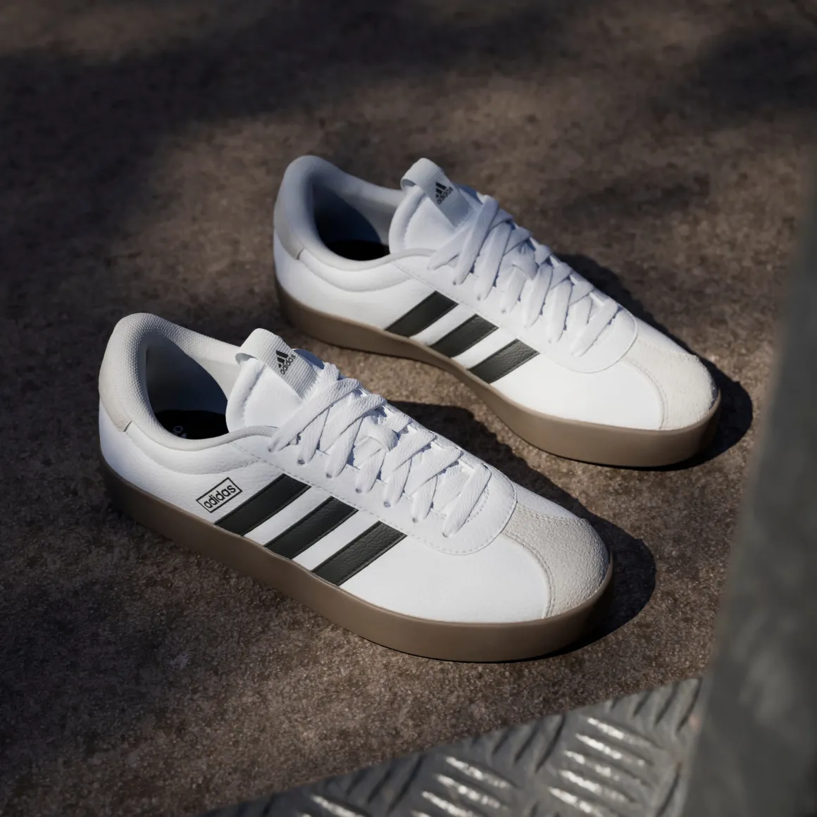 Sneakers da donna bianche e nere con logo adidas VL COURT 3.0