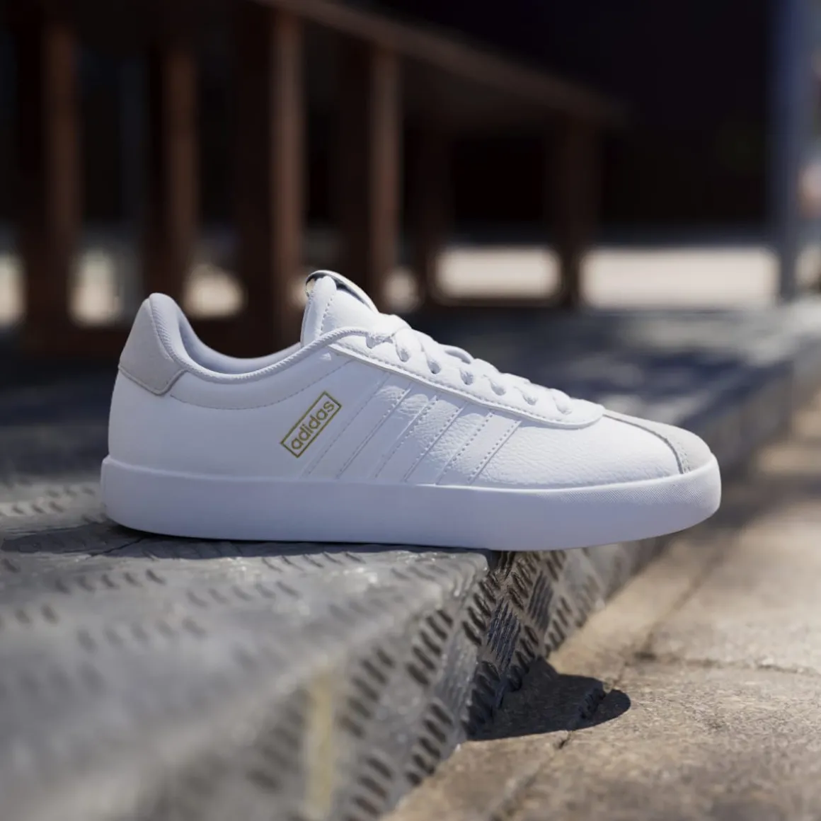 Sneakers da donna bianche con dettagli effetto scamosciato adidas VL Court 3.0