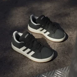 Sneakers da ragazzo e ragazza nere in pelle effetto scamosciato adidas Grand Court 00s