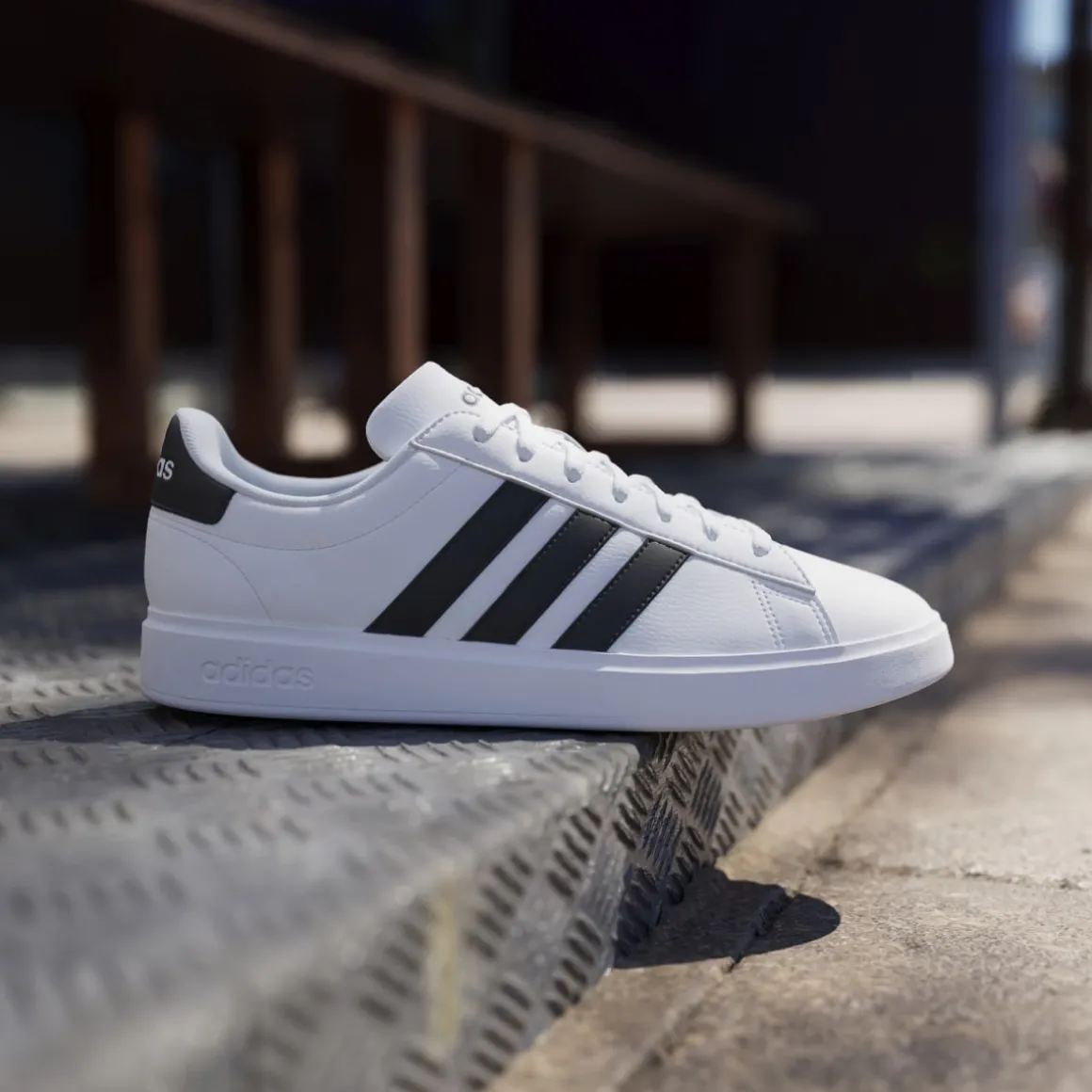 Sneakers da uomo bianche con logo tre strisce adidas Grand Court 2.0
