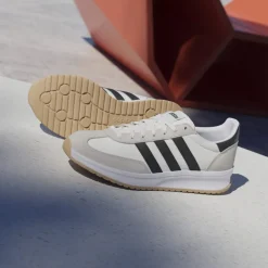Sneakers da uomo bianche con dettagli beige adidas 70's Run 2.0