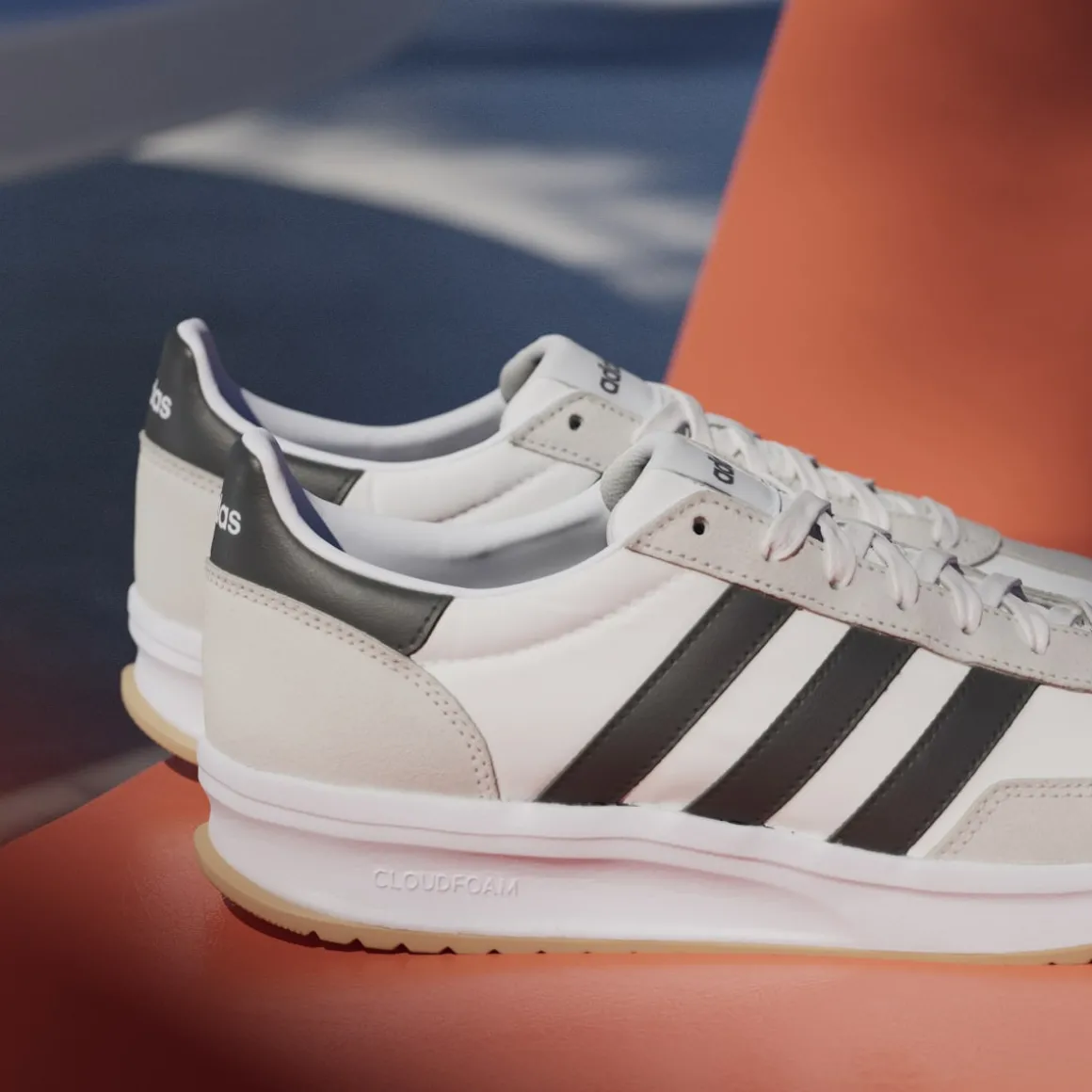 Sneakers da uomo bianche con dettagli beige adidas 70's Run 2.0