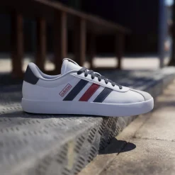 Sneakers da uomo bianche con dettagli blu e rossi adidas VL Court 3.0
