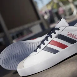 Sneakers da uomo bianche con dettagli blu e rossi adidas VL Court 3.0
