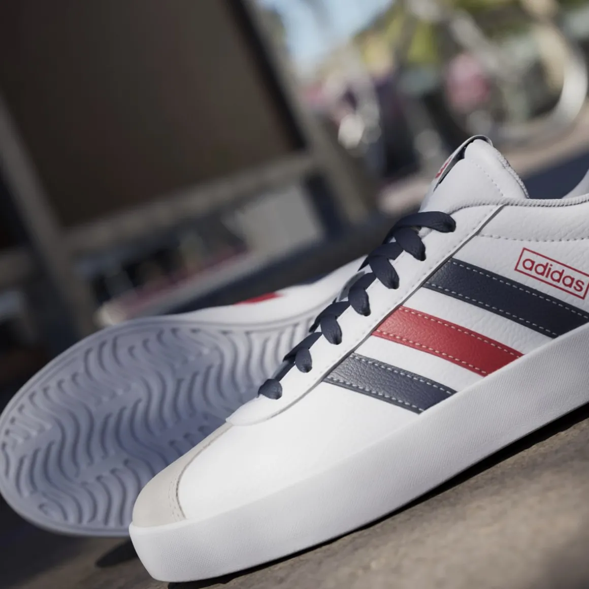 Sneakers da uomo bianche con dettagli blu e rossi adidas VL Court 3.0