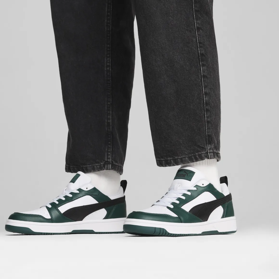 Sneakers da uomo bianche nere e verde scuro con logo Puma Rebound V6