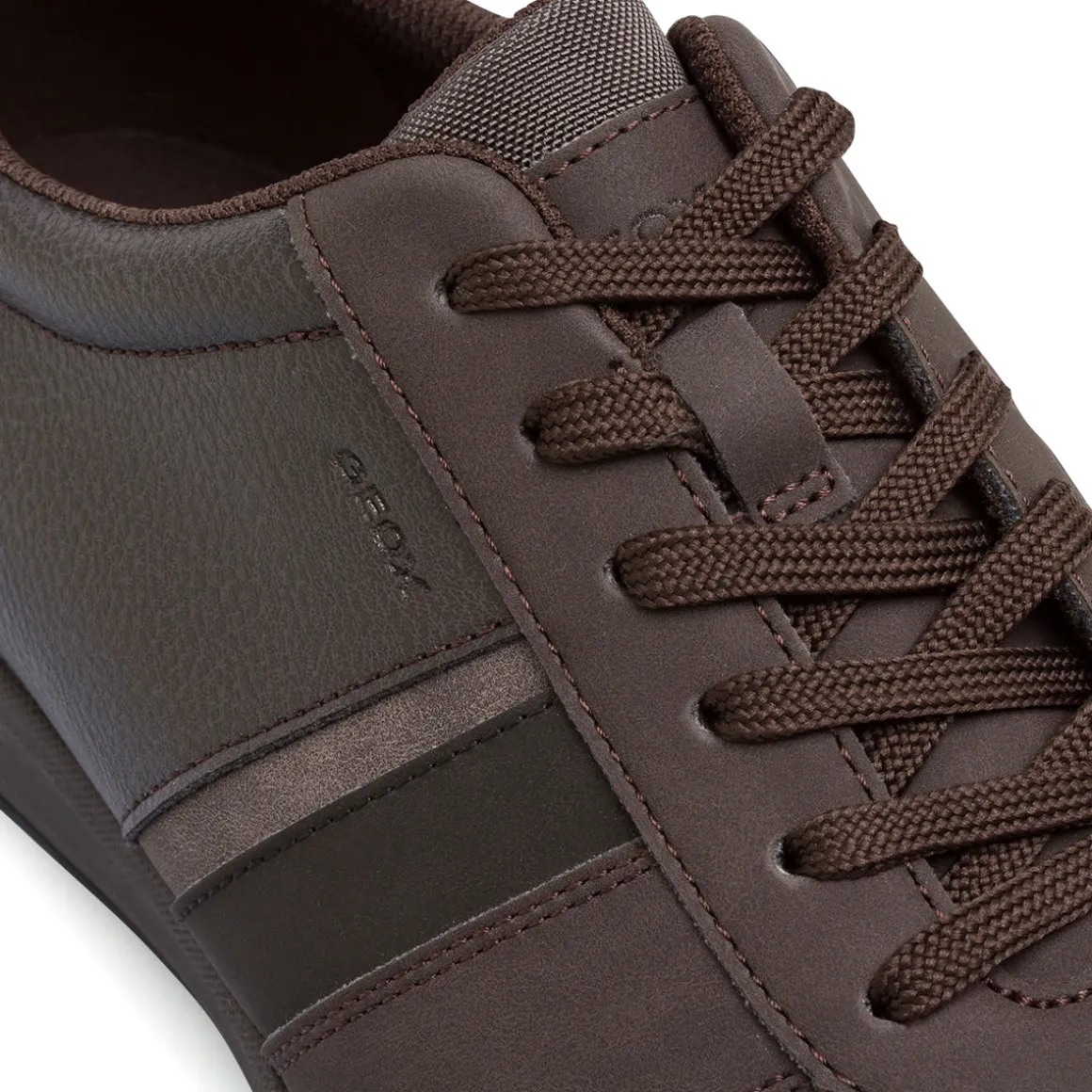 Sneakers da uomo marroni con suola traspirante e impermeabile Geox