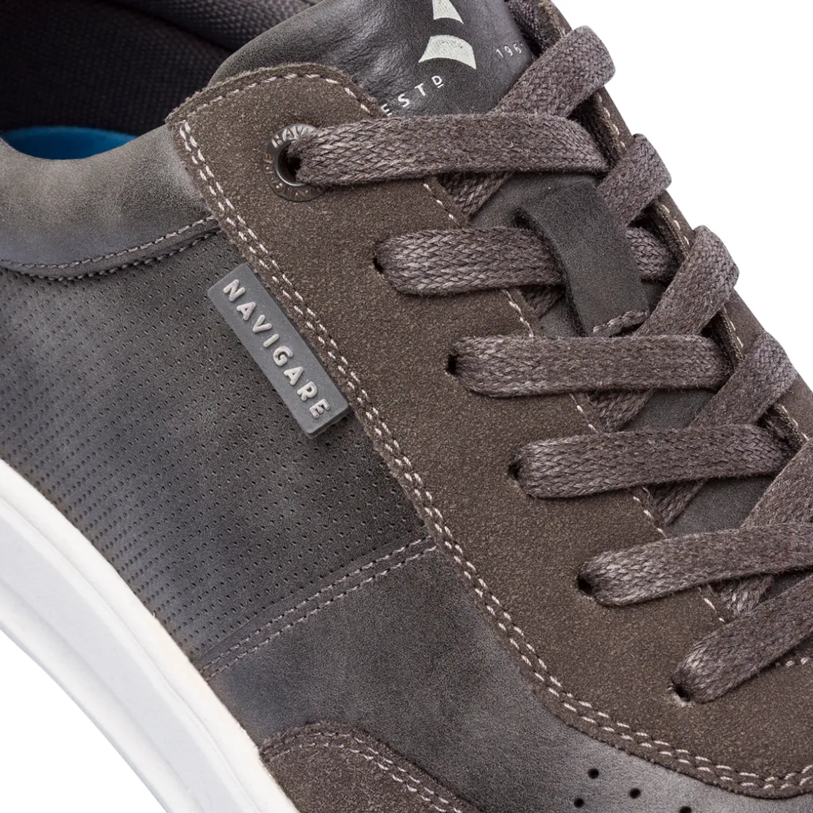 Sneakers grigie da Uomo con dettaglio traspirante sulla tomaia Navigare