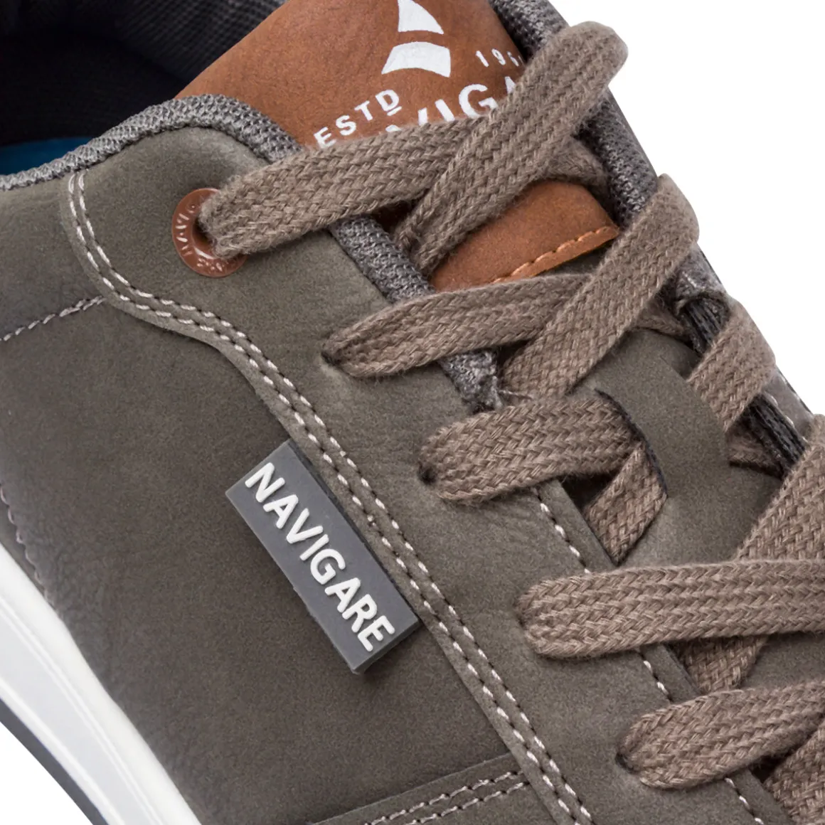 Sneakers Grigie da Uomo con etichetta logata Navigare