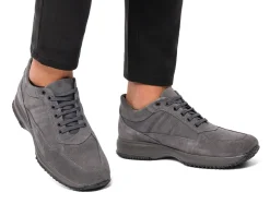 Sneakers grigie in pelle scamosciata da uomo Primopiano
