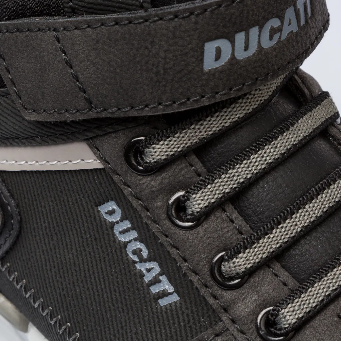 Sneakers nere da ragazzo con logo Ducati