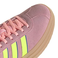 Sneakers platform rosa da donna con dettagli giallo fluo e blu adidas VL Court Bold