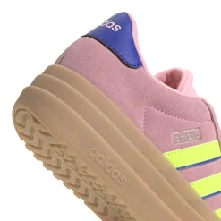 Sneakers platform rosa da donna con dettagli giallo fluo e blu adidas VL Court Bold