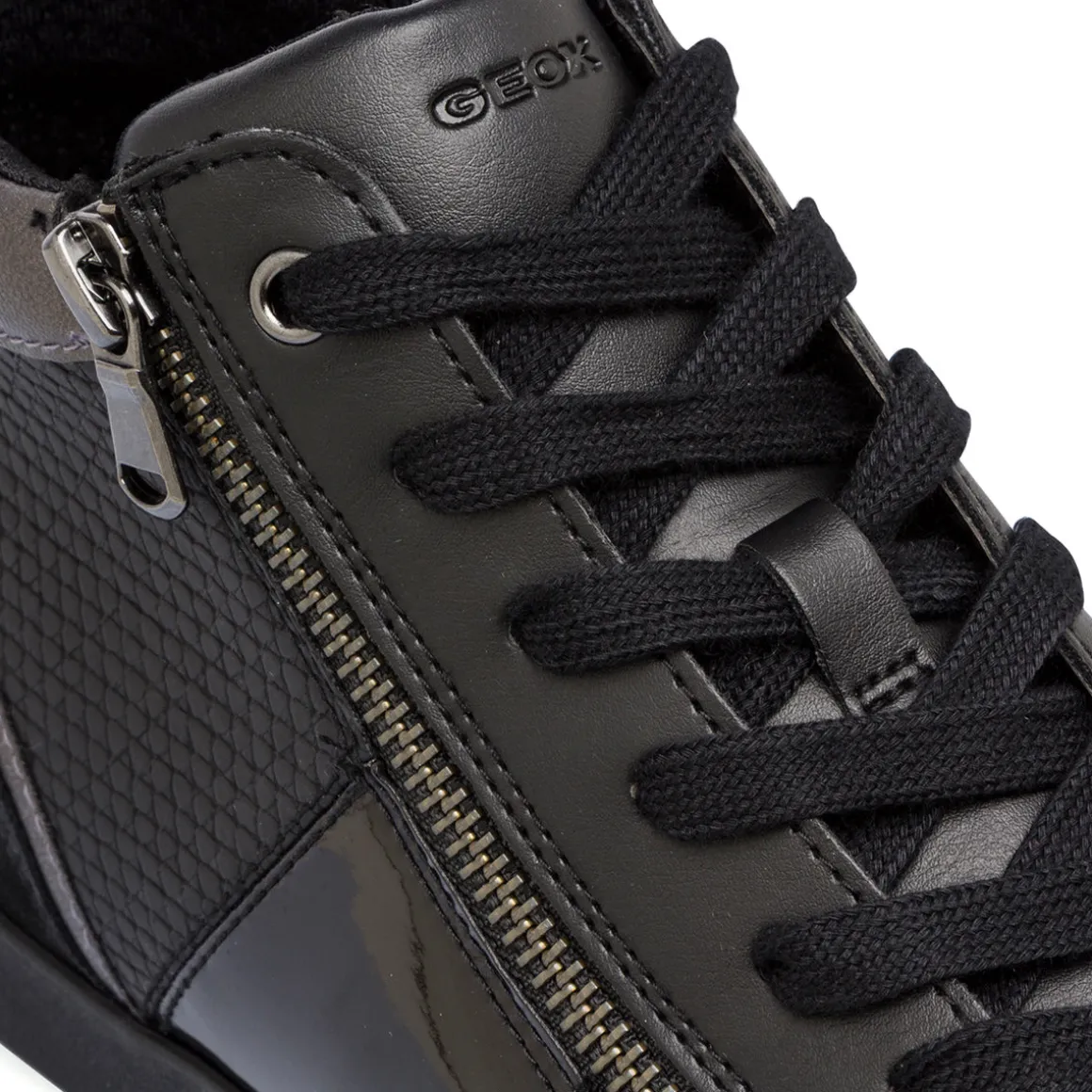 Sneakers traspiranti da donna nere in pelle con zip Geox