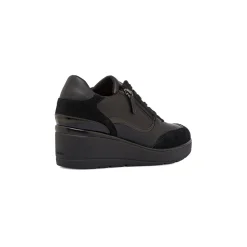 Sneakers traspiranti da donna nere in pelle con rialzo Geox