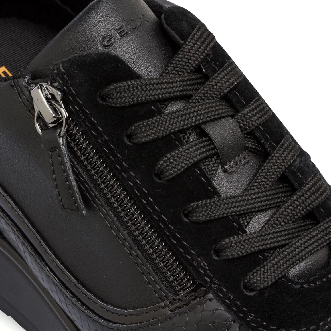 Sneakers traspiranti da donna nere in pelle con rialzo Geox