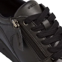 Sneakers traspiranti nere da donna con inserto zip Geox