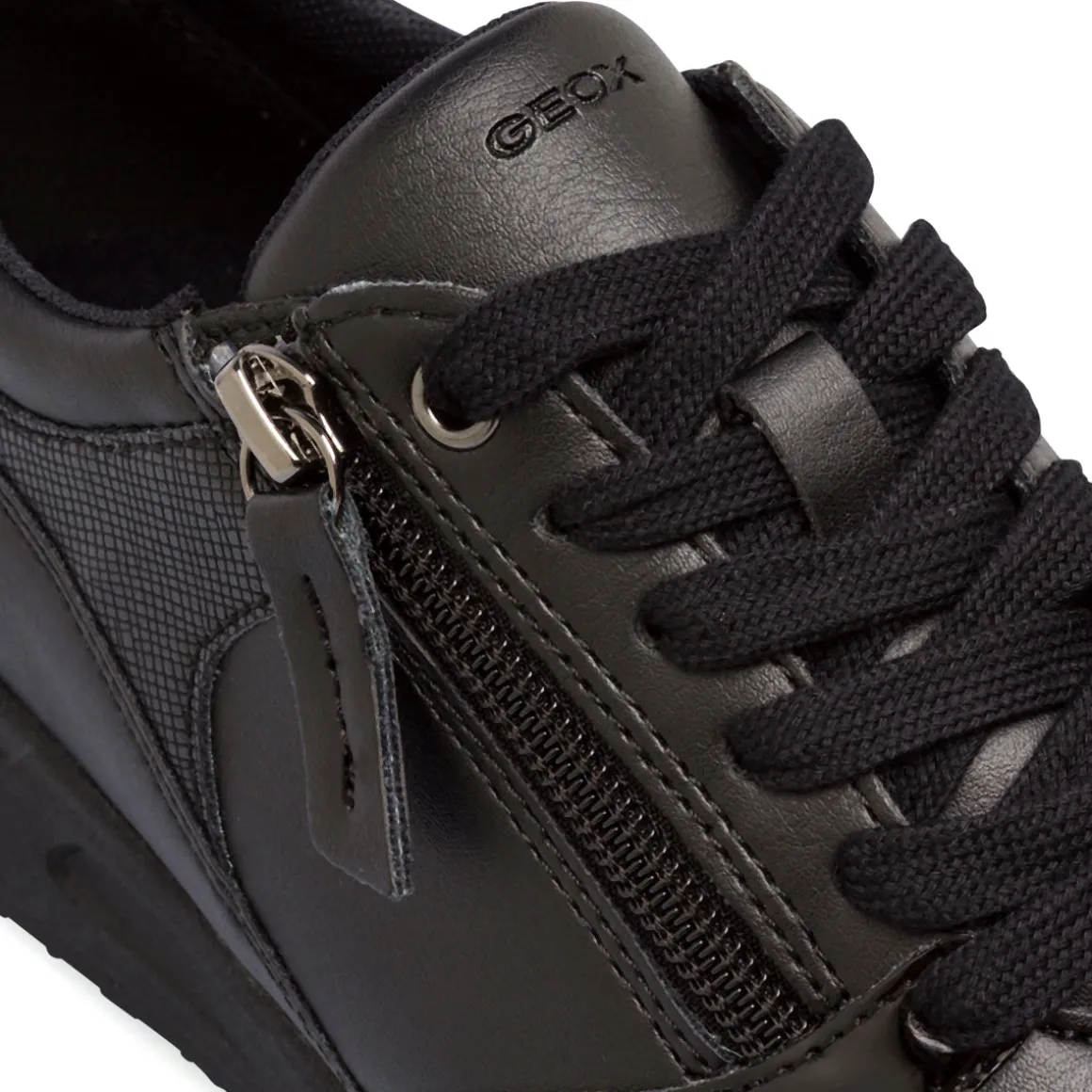 Sneakers traspiranti nere da donna con inserto zip Geox