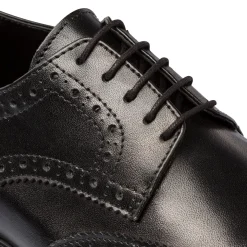 Stringate derby eleganti nere da uomo in pelle con dettagli brogue Primopiano