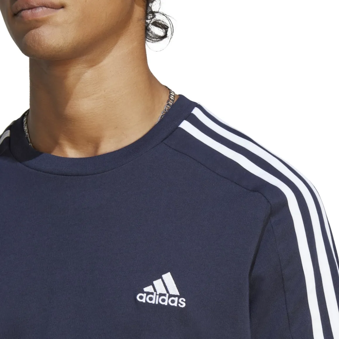 T-shirt blu da uomo con logo sul petto adidas Essentials 3-Stripes