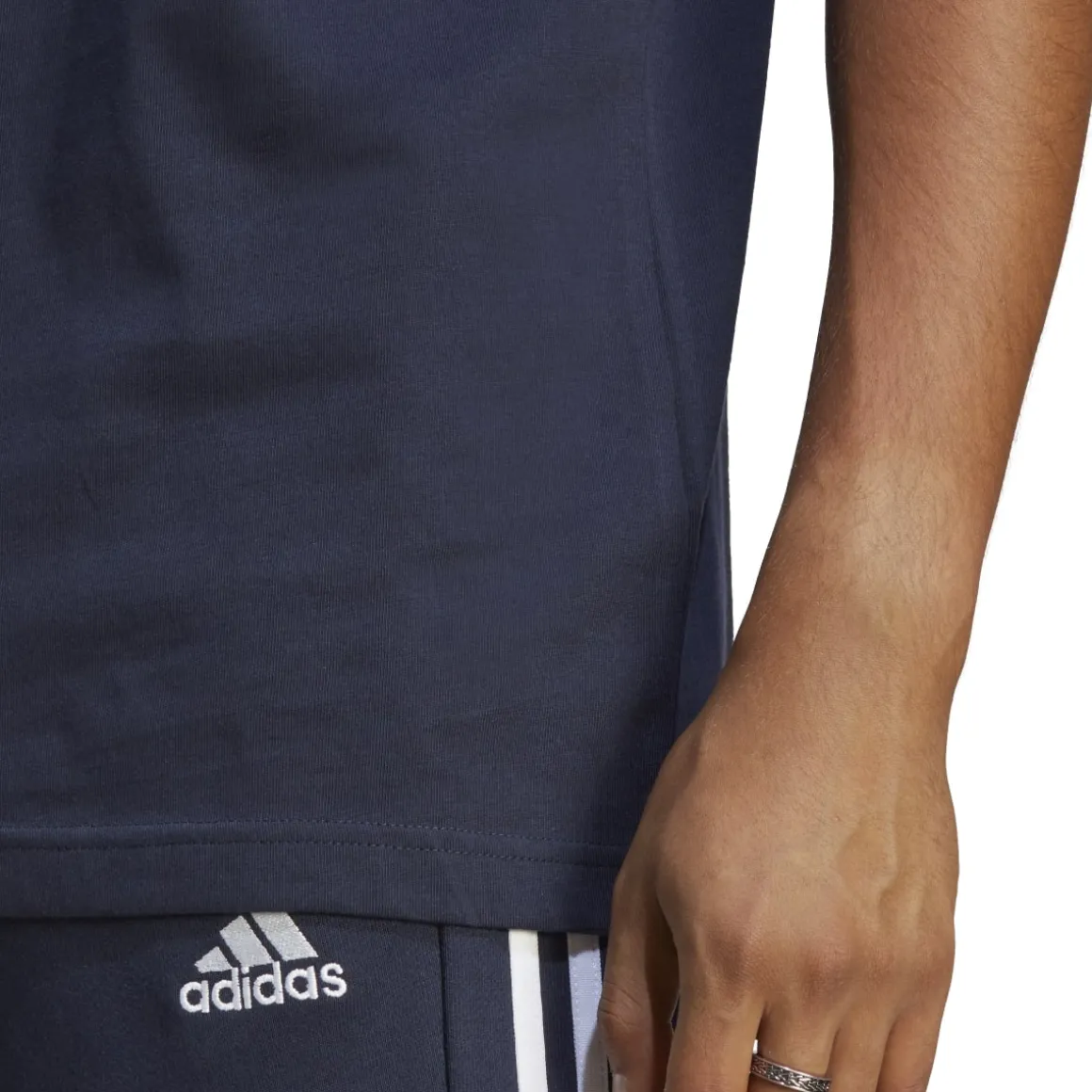 T-shirt blu da uomo con logo sul petto adidas Essentials 3-Stripes